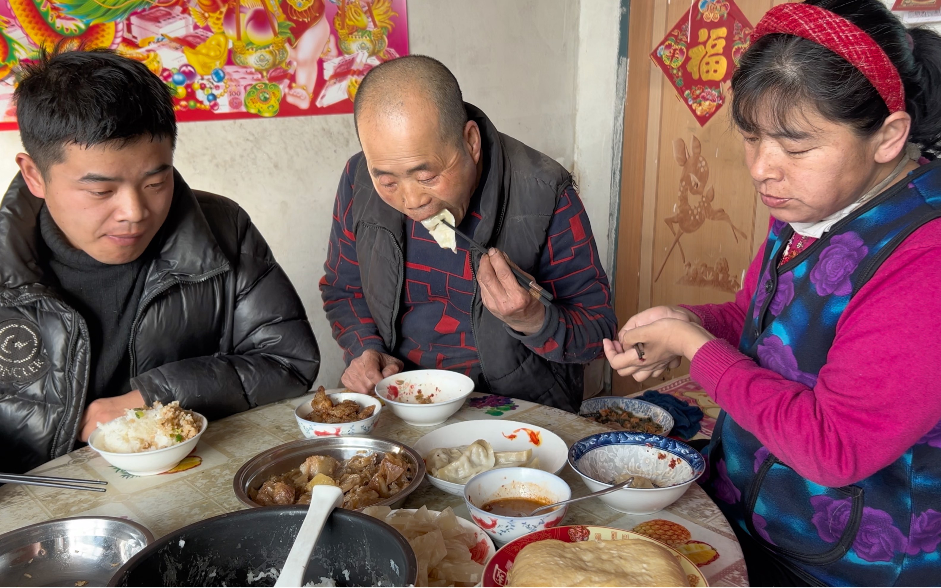 小强和姥姥家住在一个村子,有事情互相帮忙,这种亲情让人羡慕哔哩哔哩bilibili