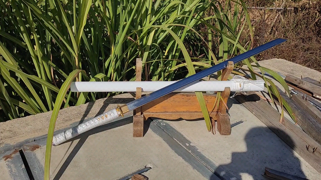 白雪唐刀又叫摩刹唐刀,早年关注龙泉天元刀剑的朋友应该知道曾经的