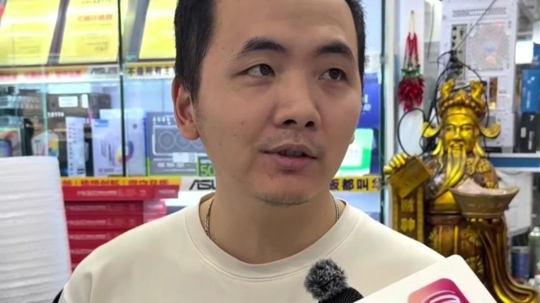 “都说这是金条 黄金才涨多少”，10月7日，第一现场记者走访深圳华强北，商家介绍，内存条一年价格上涨300%以上