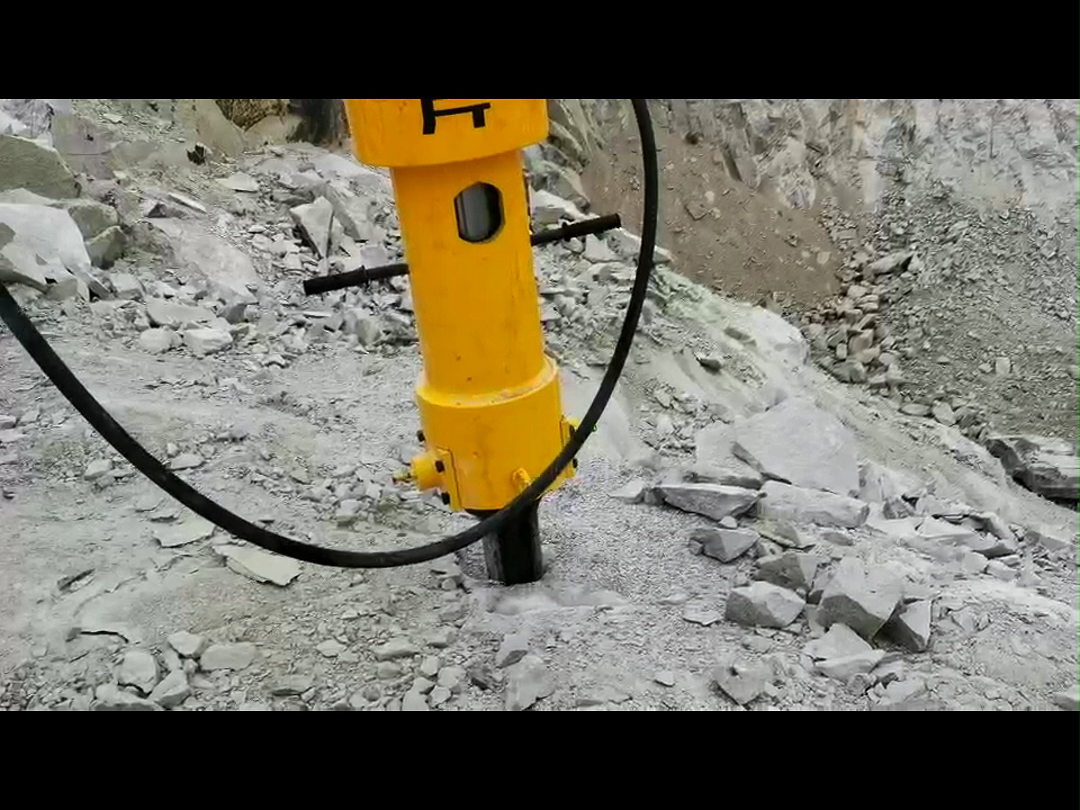 机载式液压劈裂机,日开采量千方#岩石劈裂机 #静态破石设备 #矿山开采