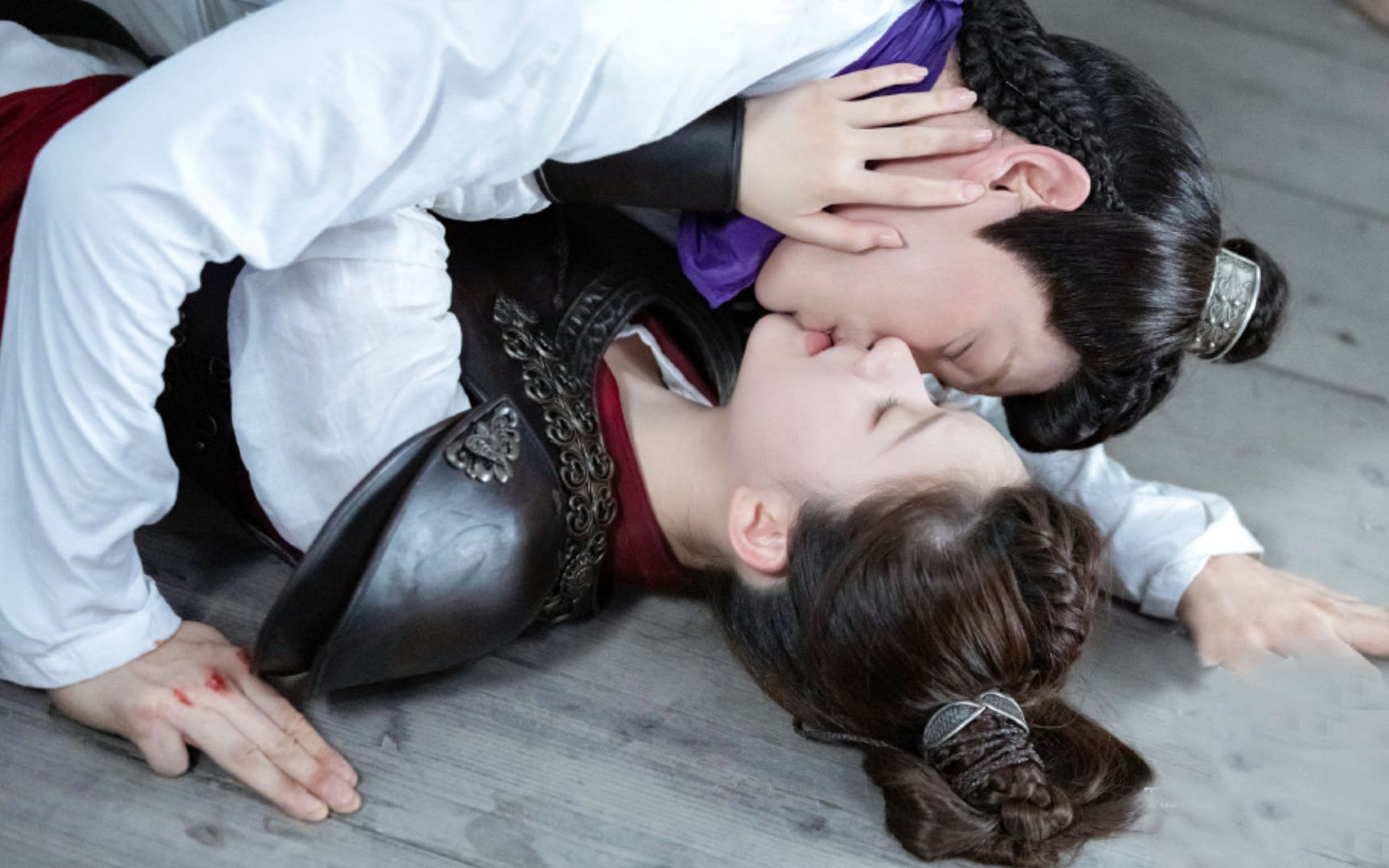 陈芊芊牺牲自我为韩烁解毒,深情激吻却被白芨一盆凉水泼醒