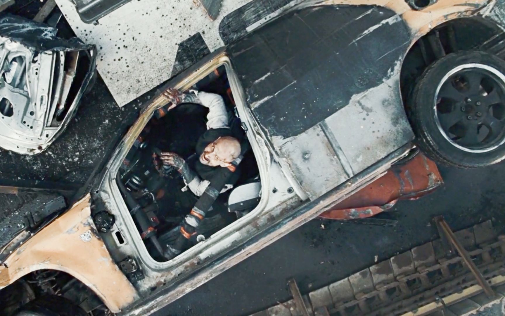 女监狱长举办死亡飞车比赛,只要赢5次就可以自由,结果她没想到