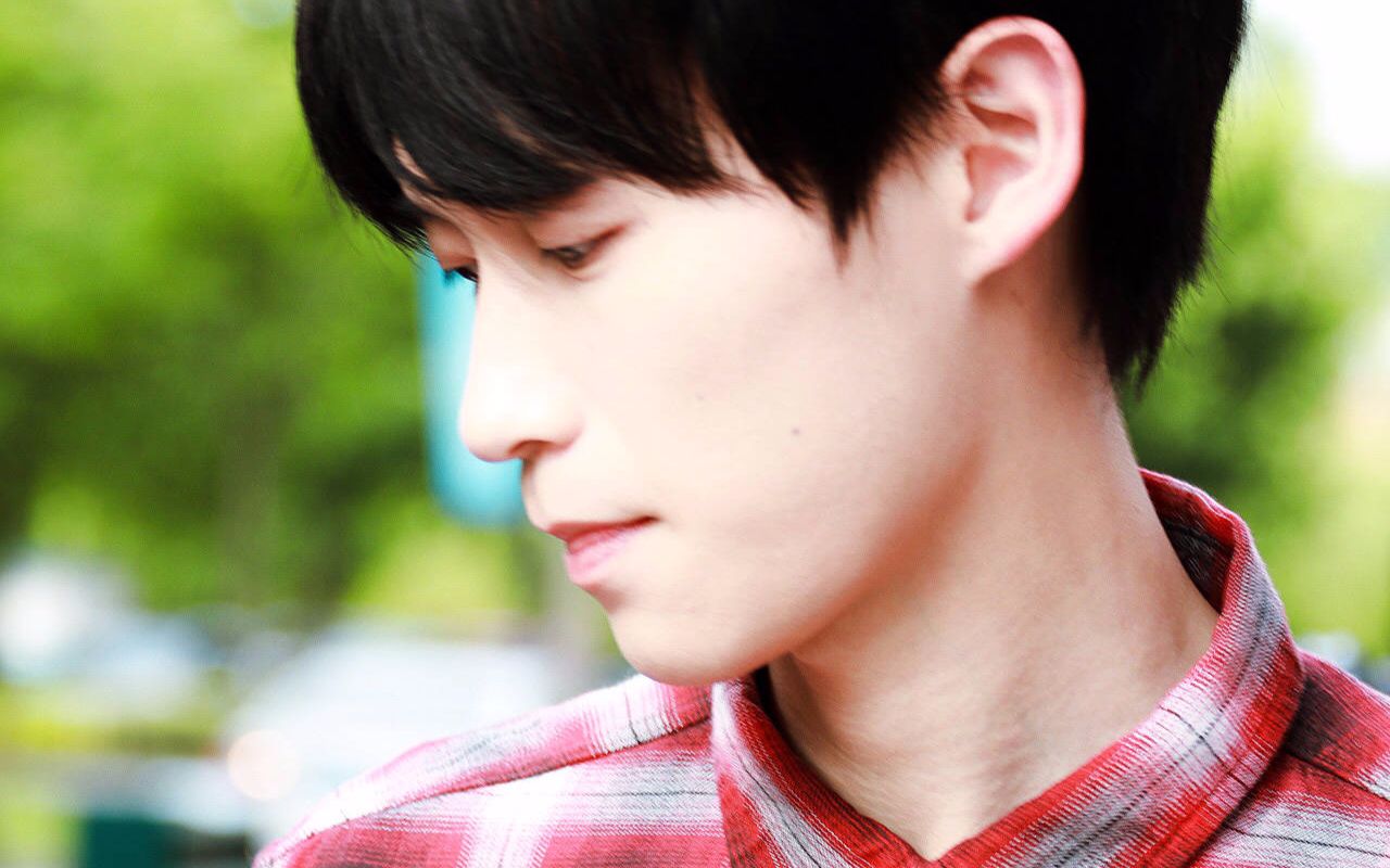 查杰捕捉一个好动的宝宝