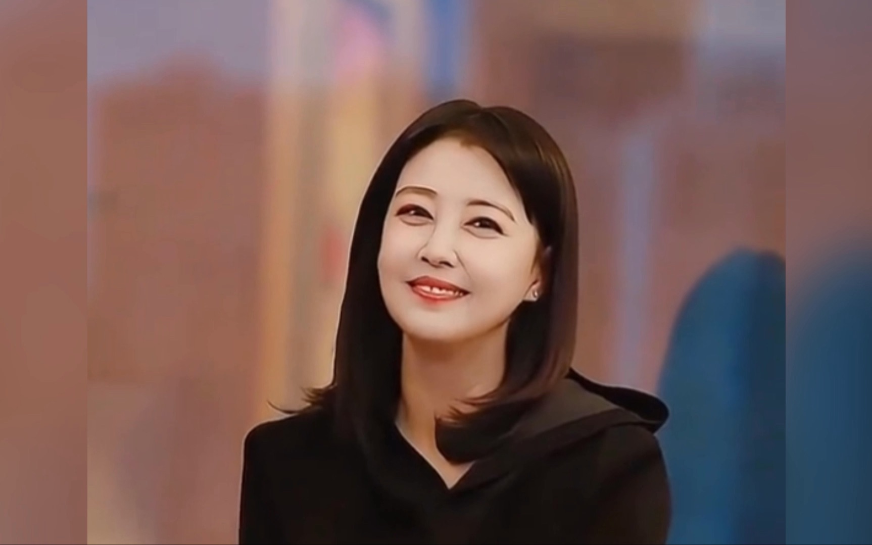 57岁周海媚近况曝光 被喊奶奶幽默回应