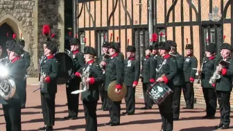 下载视频: 英国陆军来复枪团-掷弹兵近卫步兵团温莎城堡换岗仪式，来复枪团军乐团演奏