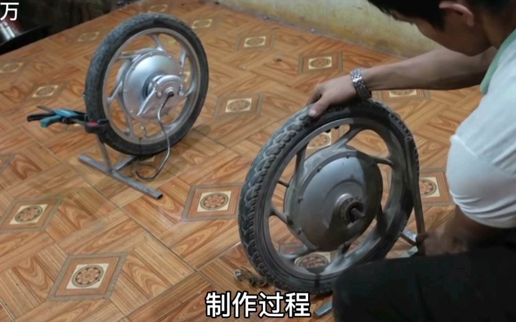 用三个车轮,几根钢管,看大神如何自制一台三轮车!