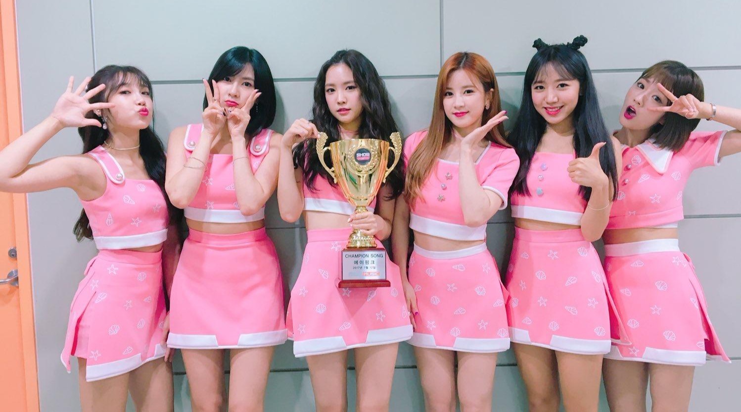 apink打歌现场送祝福,物跳一半变出蛋糕为忙内庆生,又可爱又搞笑!