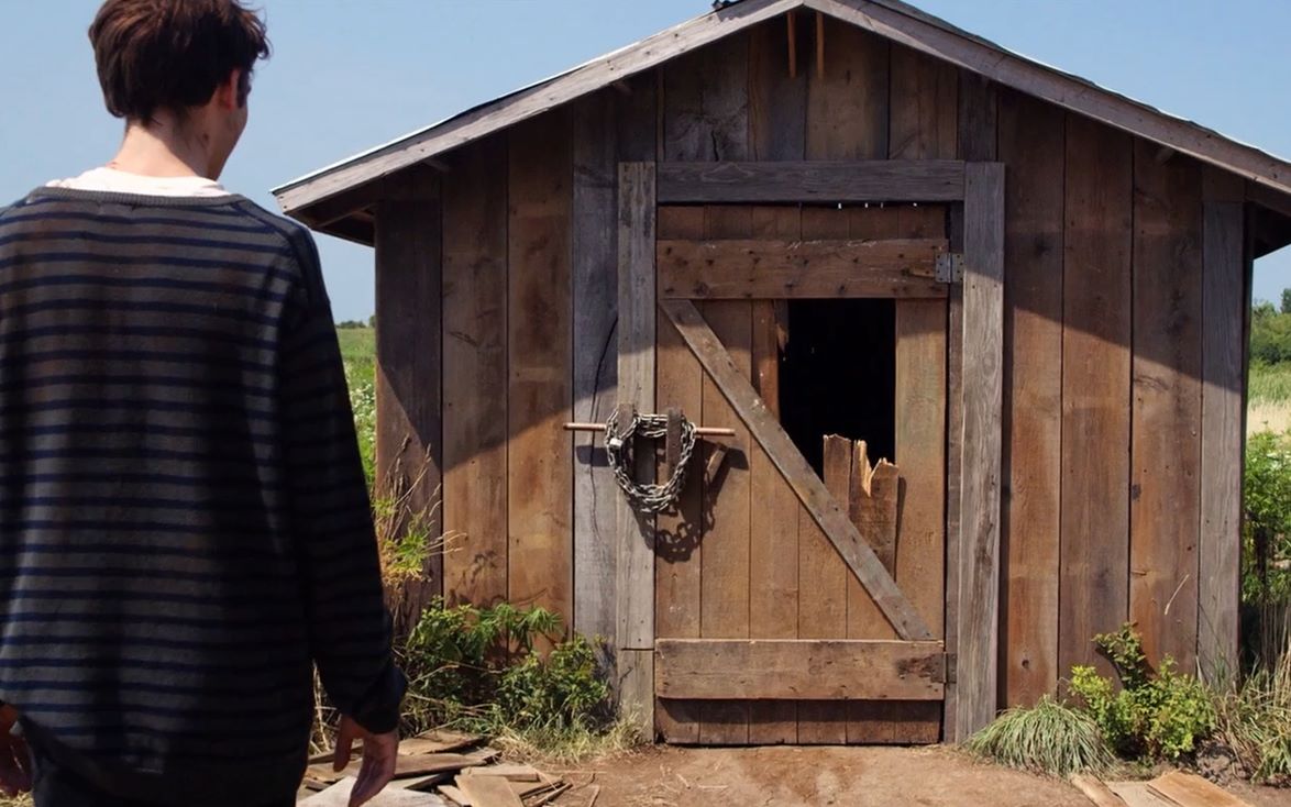 《养鬼屋》:小木屋里躲进一位不速之客,进去察看的