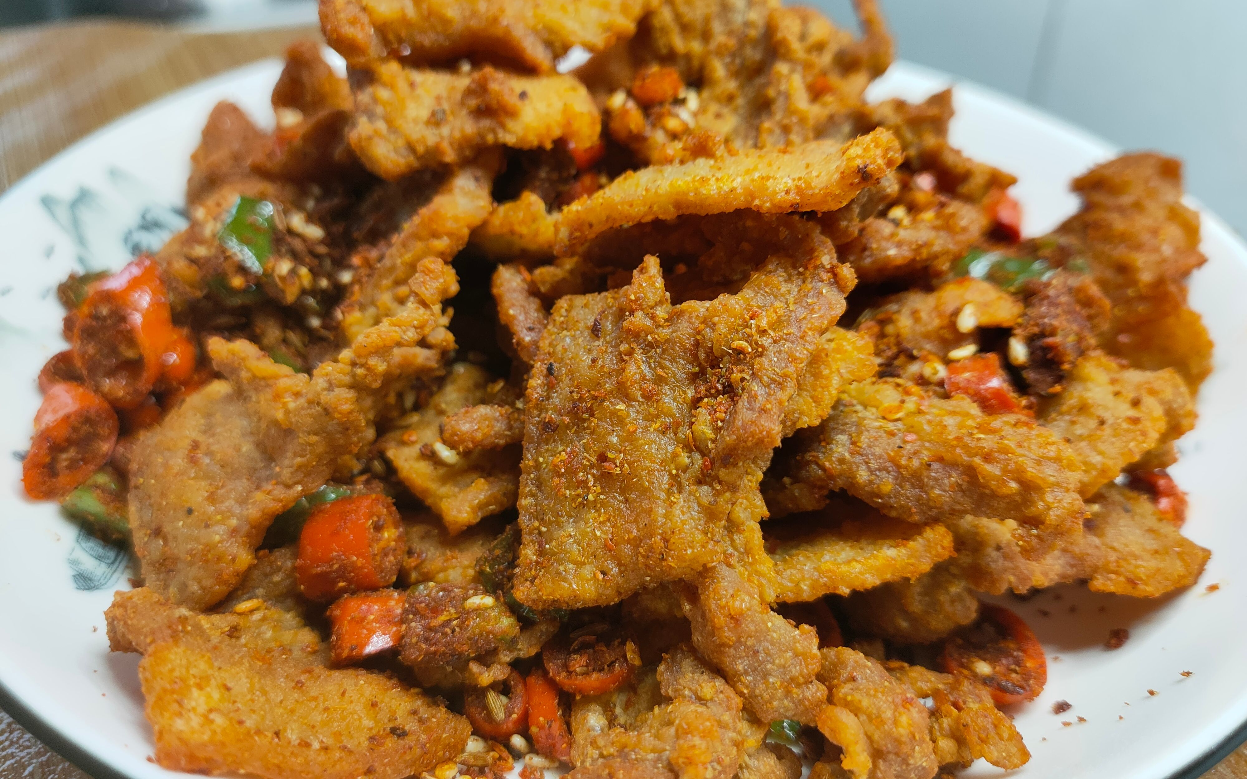 五花肉别红烧了,试试这个做法,香辣有嚼劲,一片能喝二两酒