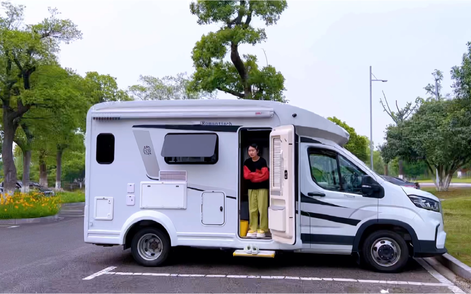 房车加水屡遭拒绝无奈半夜寻找水源这还是你向往的房车生活吗