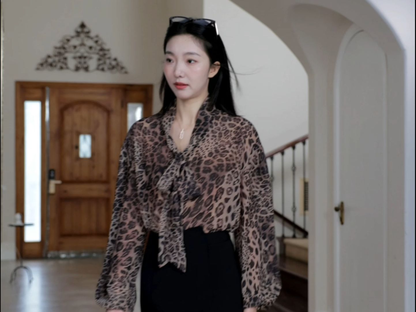 豹纹上衣穿起来很气质姐姐