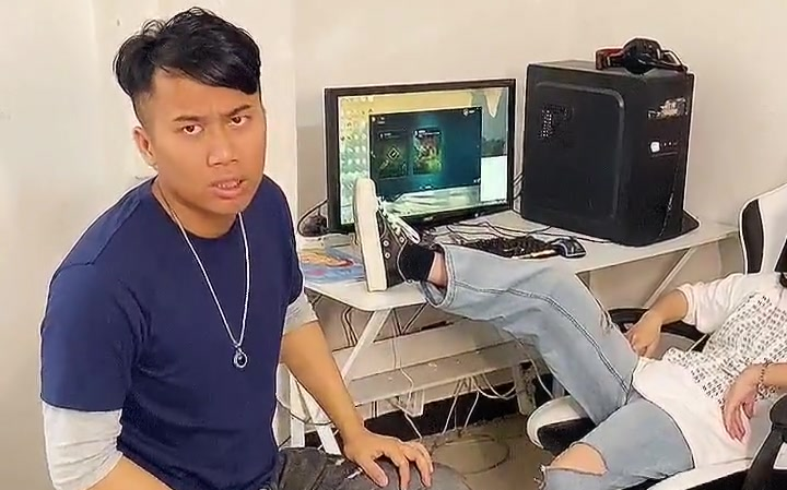 老爸巴不得不用天天看到你们呢,说的那么煽情搞笑 剧情 倒霉小弟 倒霉