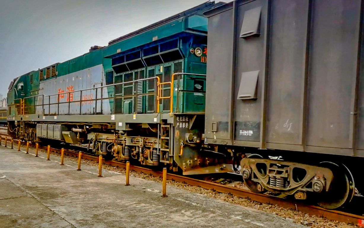 上局合段hxn5内燃机车0648号机牵引货列下行通过宁芜线紫金山站_哔哩