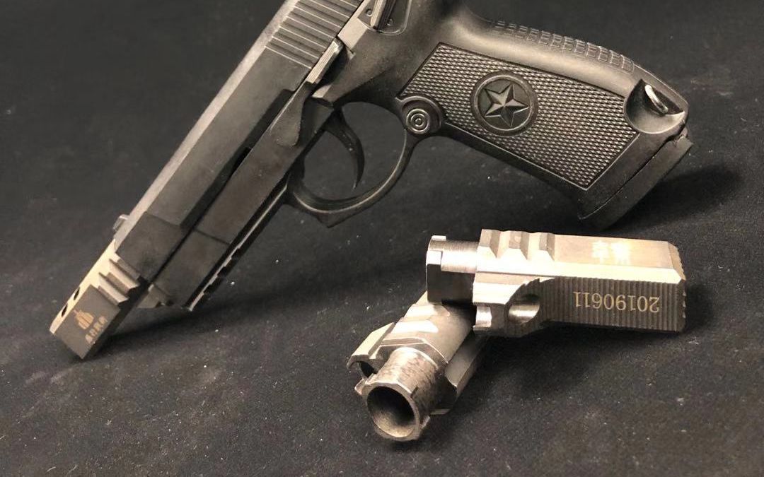 射击测试92g手枪,枪口装上制退器"韘"明显感觉不一样!