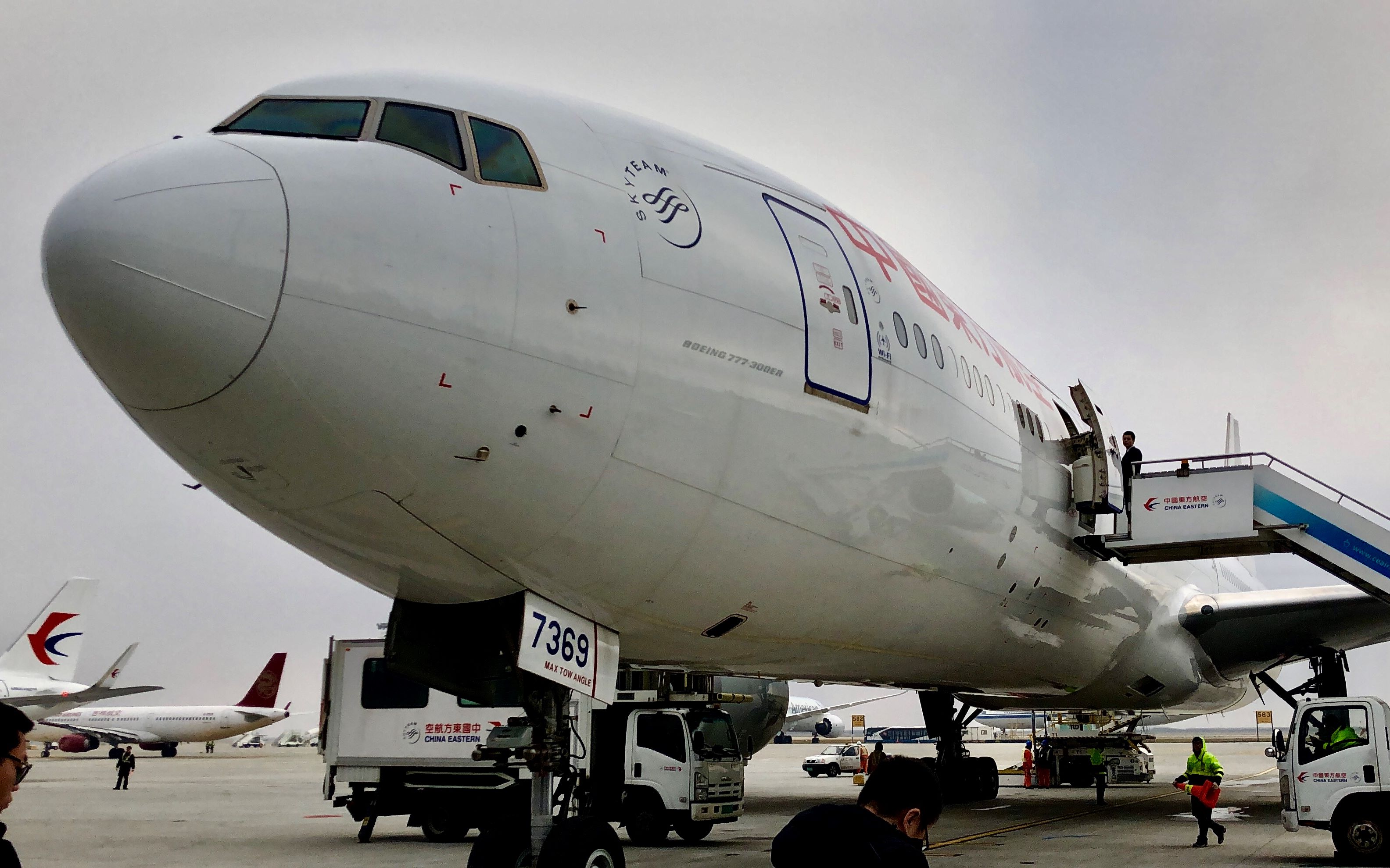 中国东方航空波音777-300er经济舱飞行回顾(上海浦东-香港)_哔哩哔哩
