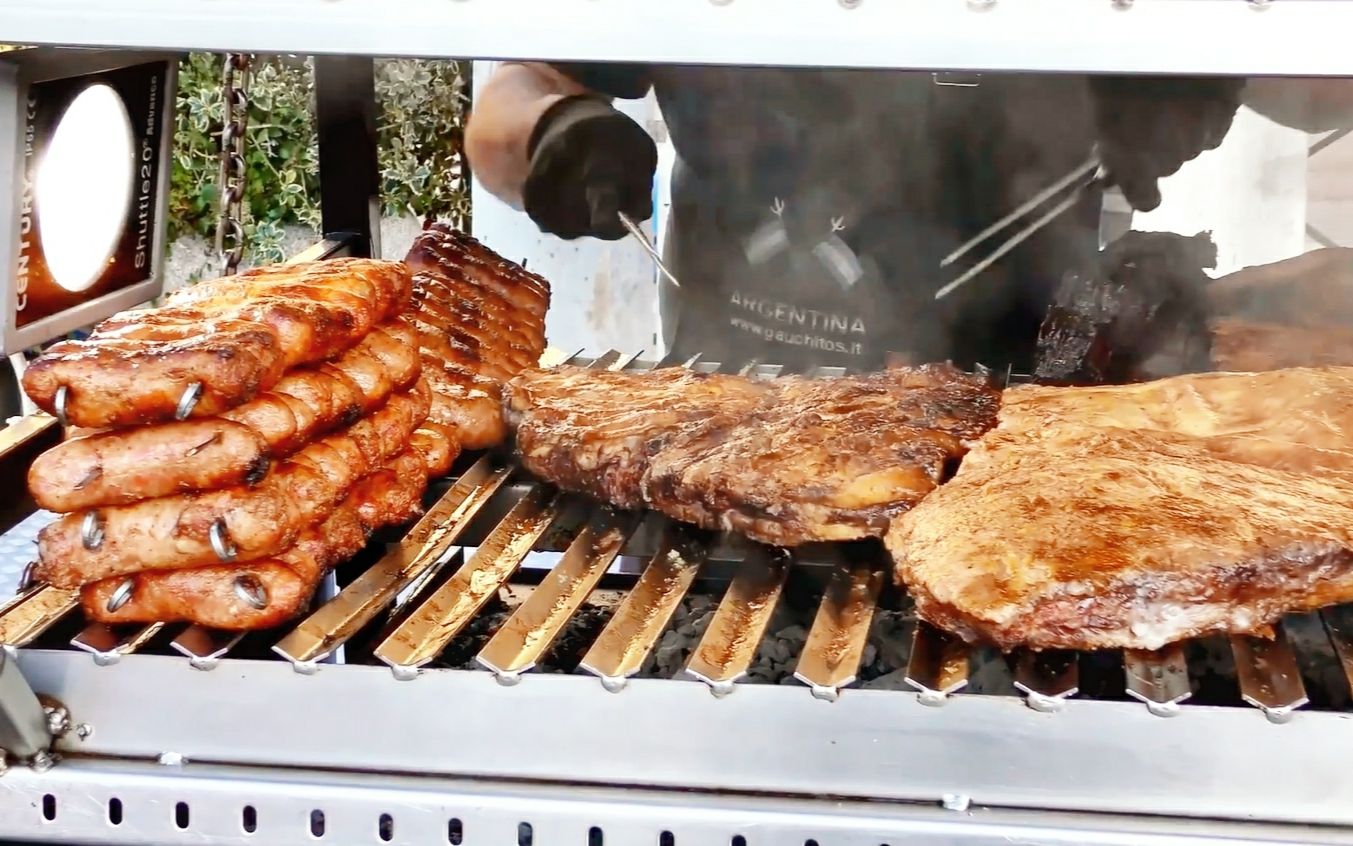 【阿根廷街头】整个烧烤架上全都是肉~_哔哩哔哩_bilibili