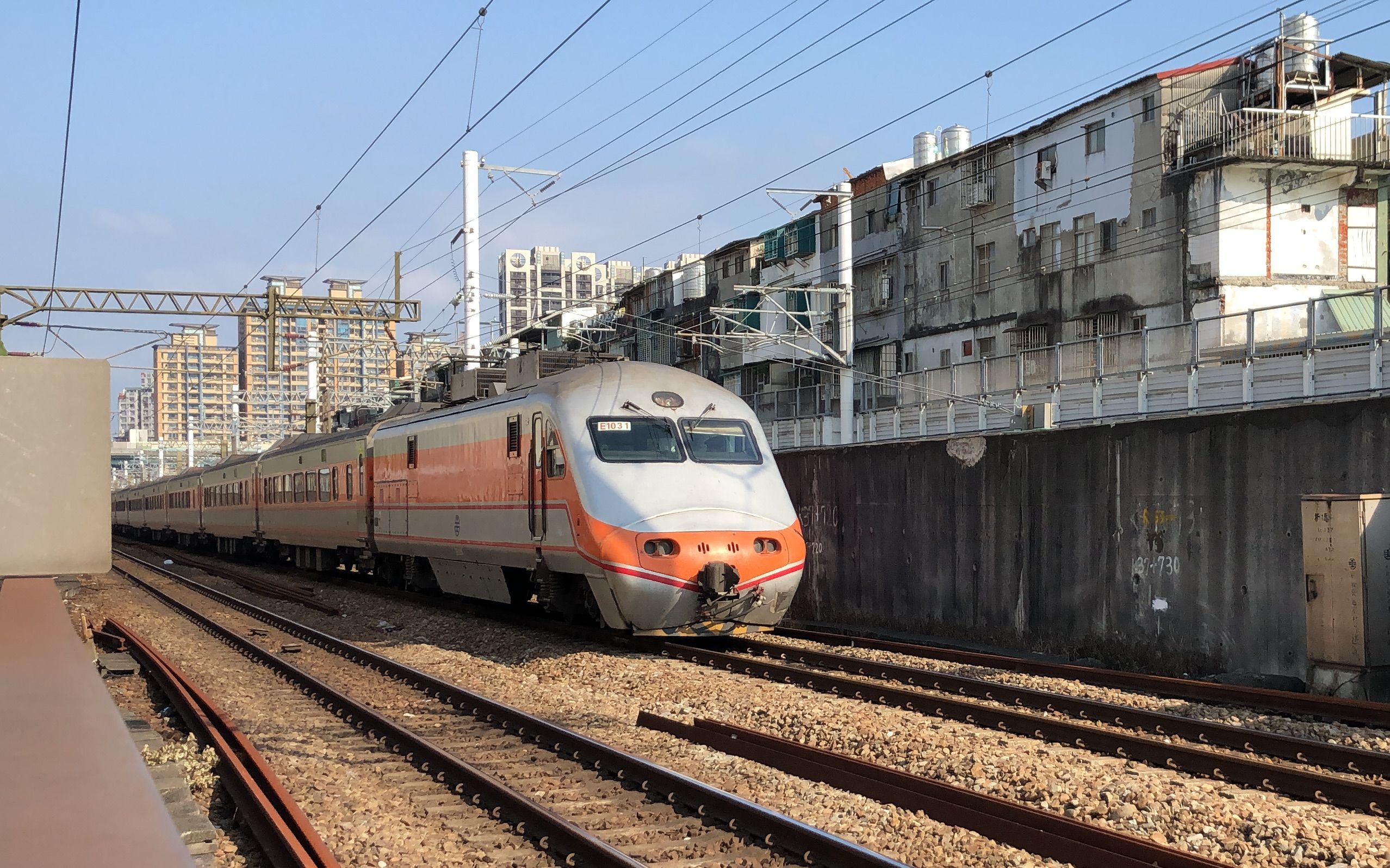 台湾铁路 台铁 列车运行 自强号e1000 推拉式动车组 出地下隧道