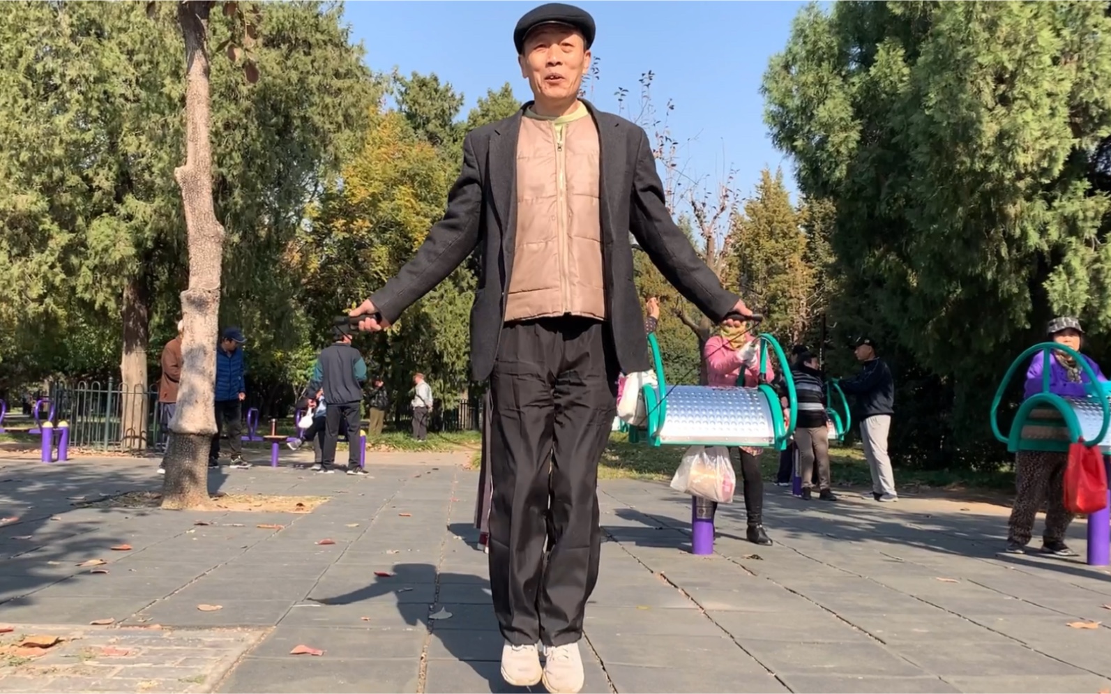 天坛65岁大爷跳绳身轻如燕,秒杀大部分年轻人