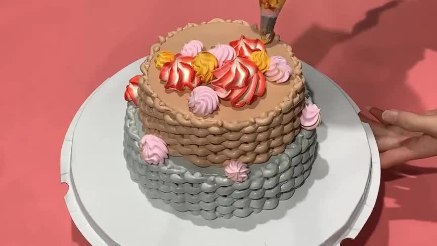 超可爱的双层蛋糕,加上双色奶油花朵,客人一致好评