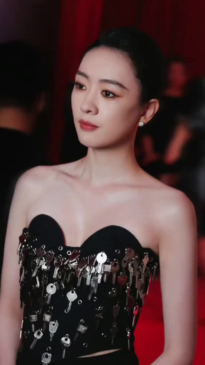 童瑶参加活动穿的很酷,一件黑色抹胸配黑色长裤,这抹胸可以不一般