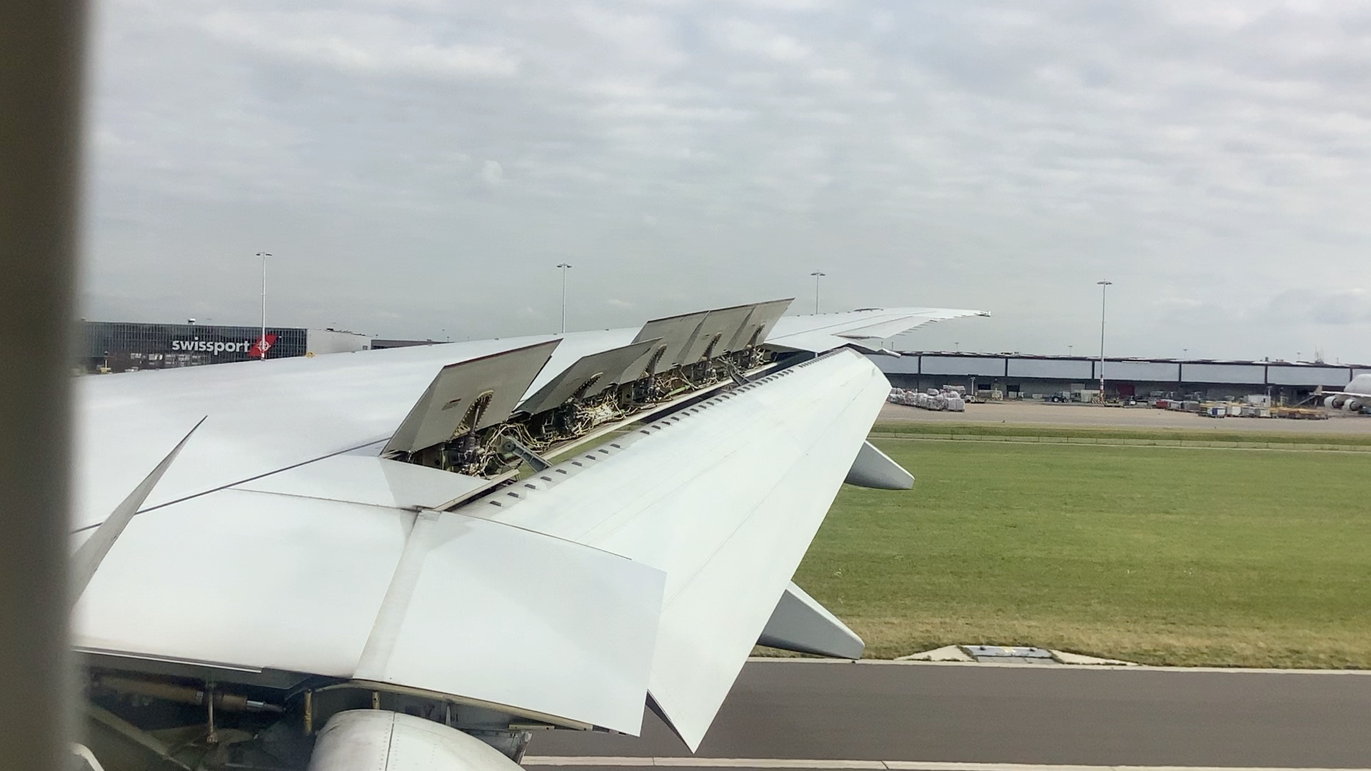 3 kl896(boeing 777-300er pvg--ams)在阿姆斯特丹史基浦机场降落