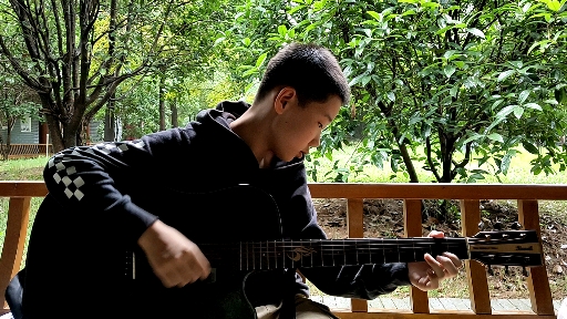 羽毛球友李尚泽在小区里演奏,秋色怡人,雨声淅沥,青春涌动,生活美好.