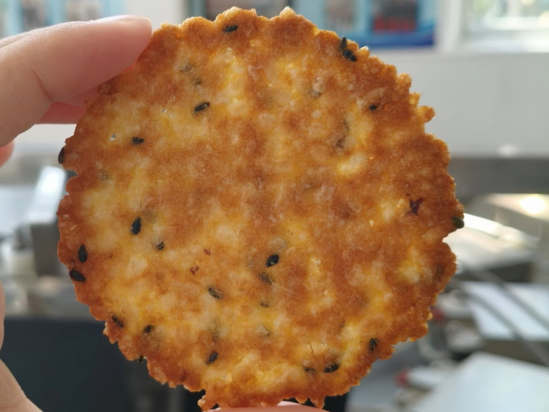 这个老板就是聪明,把大米锅巴里加入红薯,做出来新口味的大米锅巴