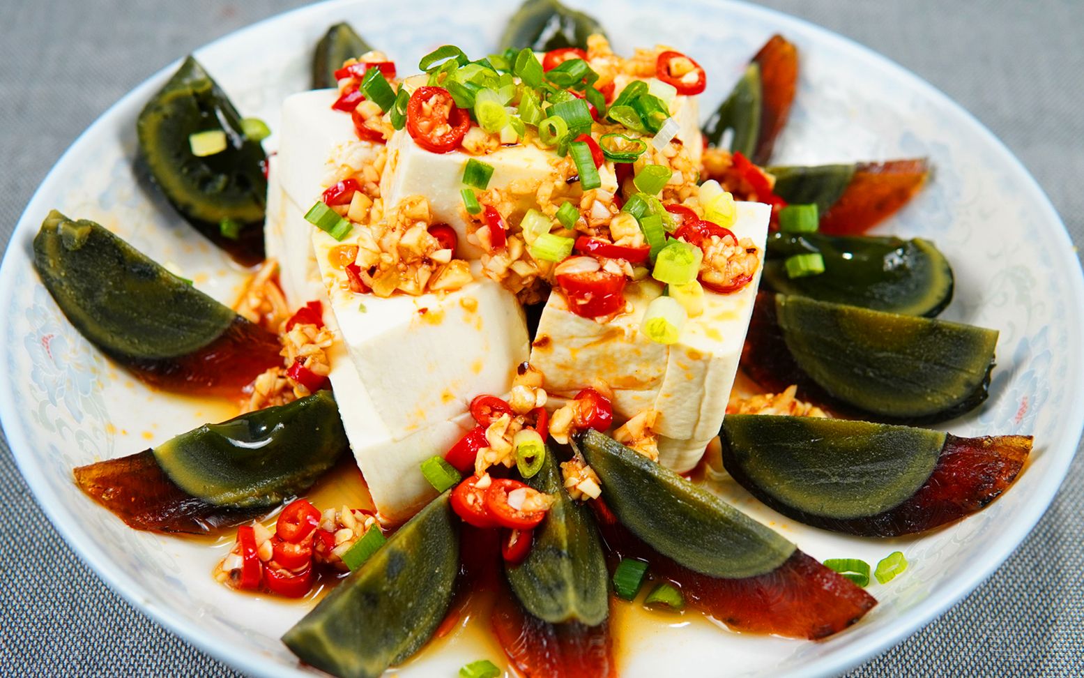 年夜饭凉菜你选什么?反正我是少不了这口香嫩解腻的皮蛋嫩豆腐!