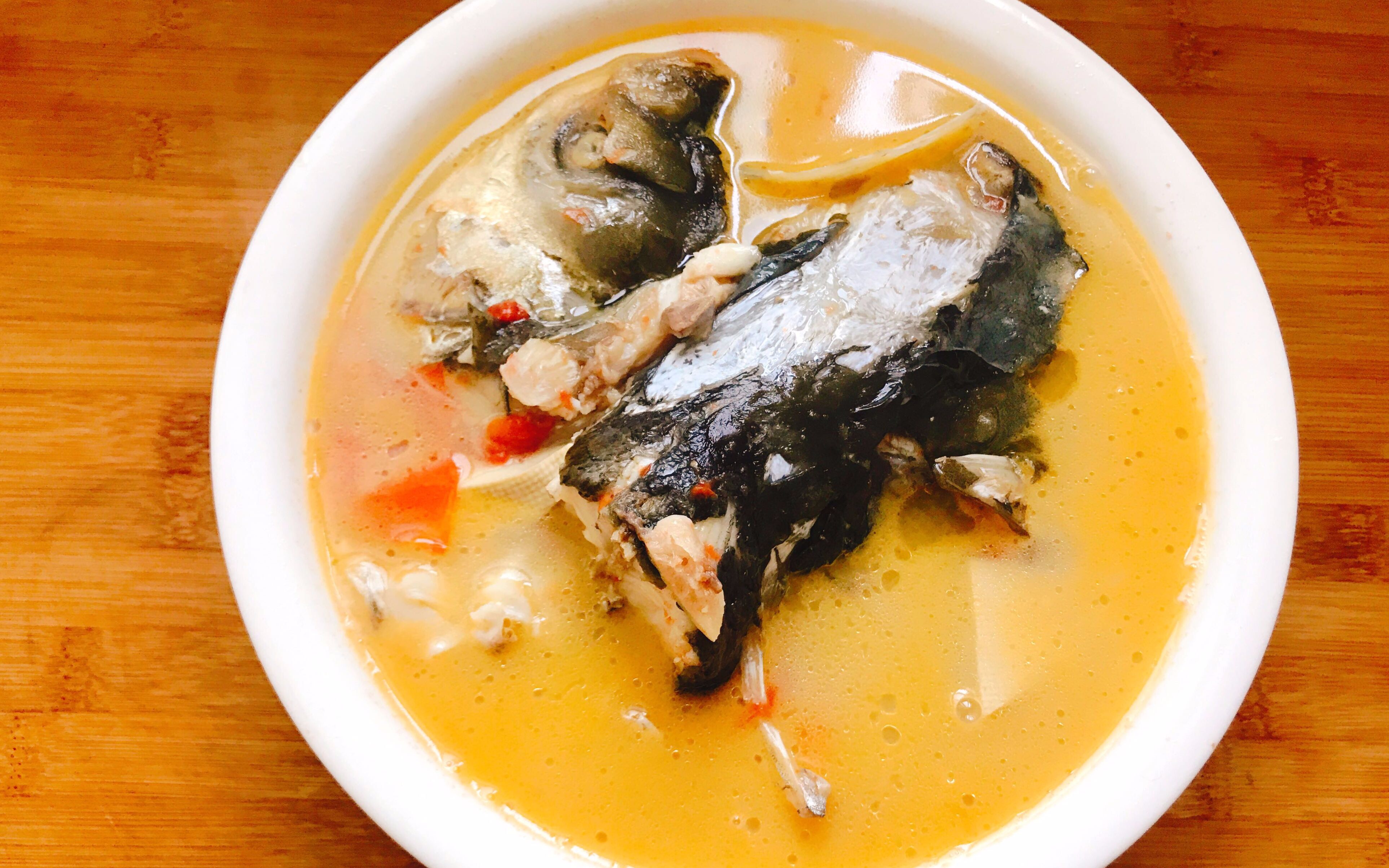 家常鱼头豆腐酸汤 汤汁细腻 白如牛奶 好喝停不下来