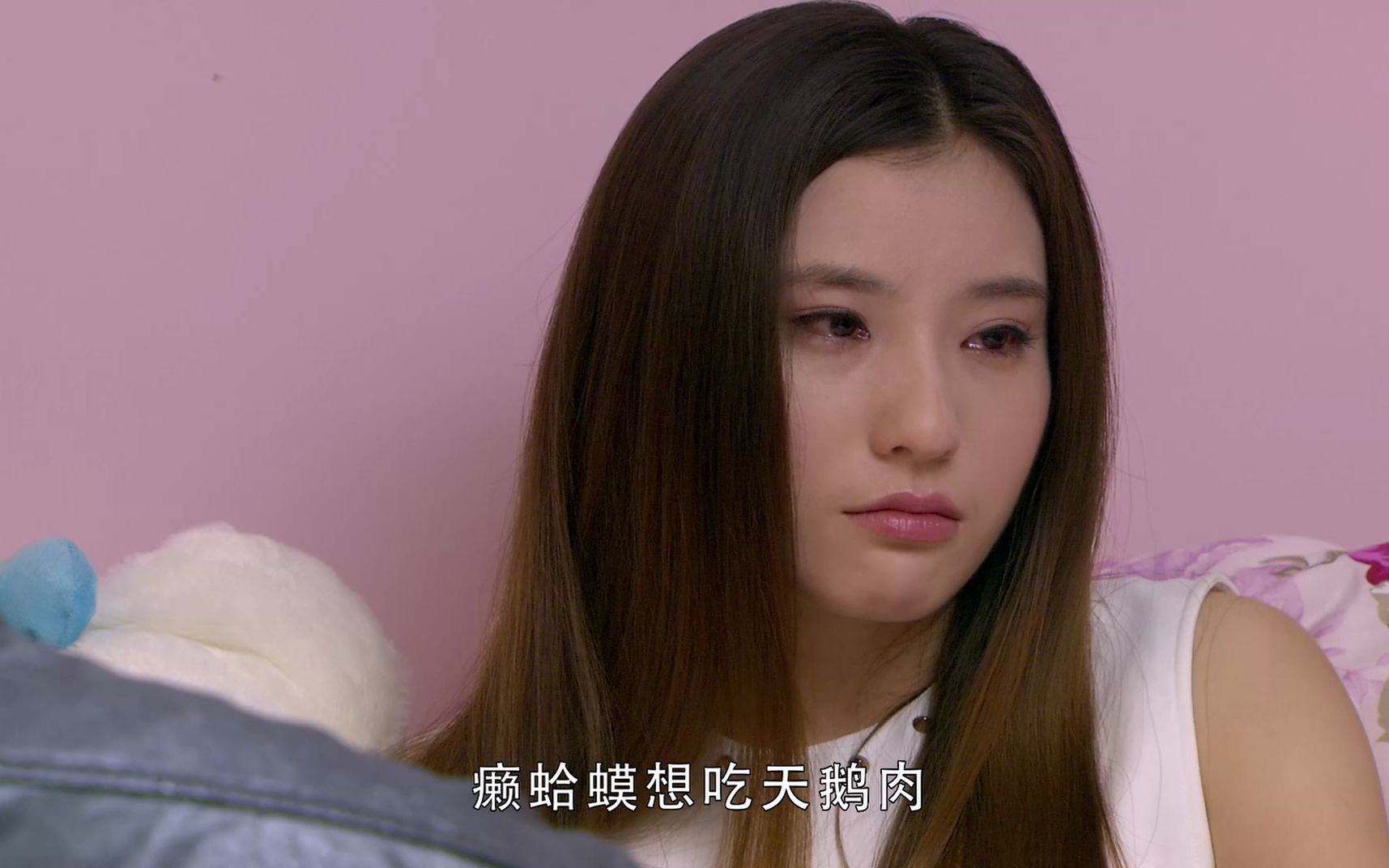 双生花:俊飞和白静吵架,独自在酒吧发泄,被男同盯上了
