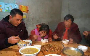 Скачать видео: 包立春修车，桃子姐妈妈来做客，做两盆肥肠鸡，香脆嫩滑，真美味