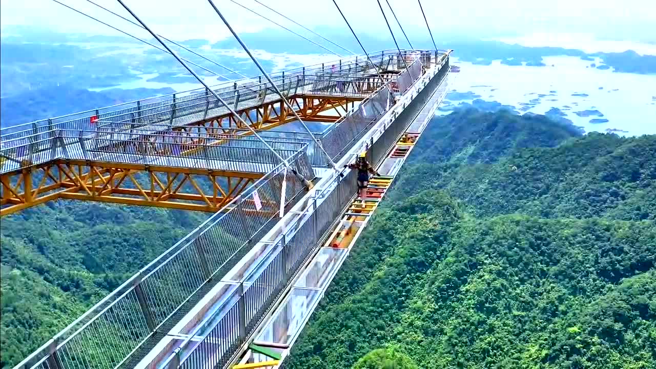 刺激到尖叫!千岛湖最恐怖的"玻璃悬廊",离地800米