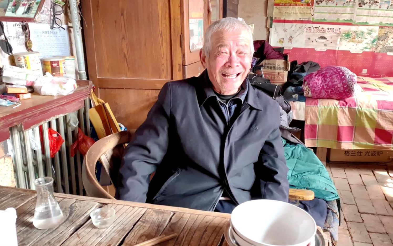 78岁大爷心情好,拿出上等好酒整上二两,看大娘让大爷吃啥下酒菜_哔哩