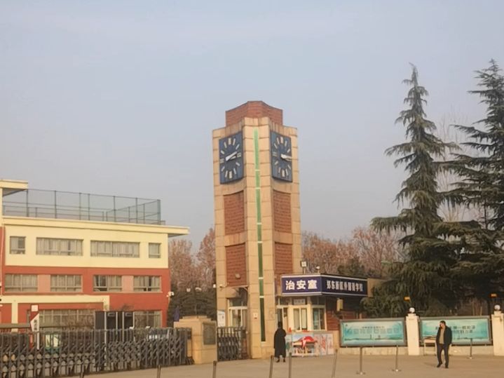 郑东新区外国语中学门口的钟楼 (三面均已准时)