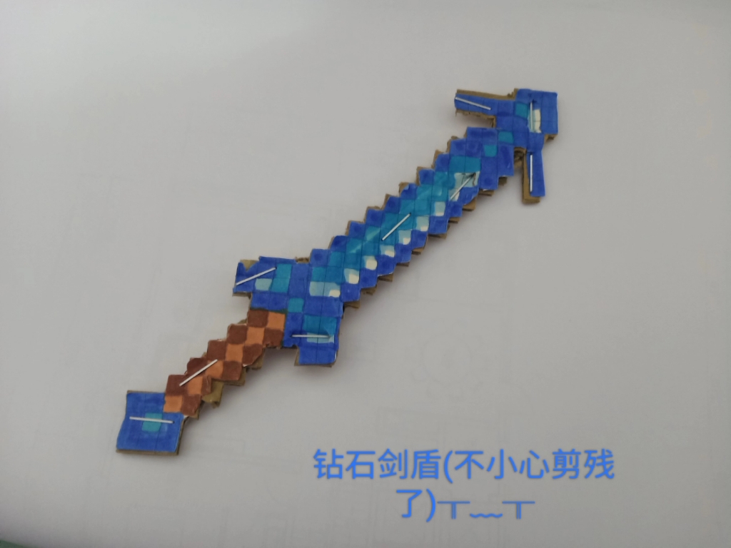 随便画的,用纸壳剪的