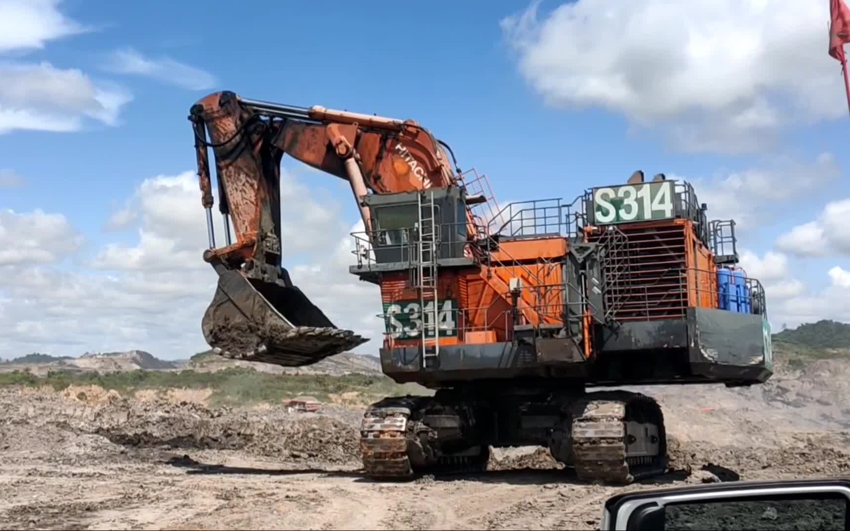 【挖掘机】日立ex3600 || 装载土壤的大怪物卡车队列_哔哩哔哩_bili