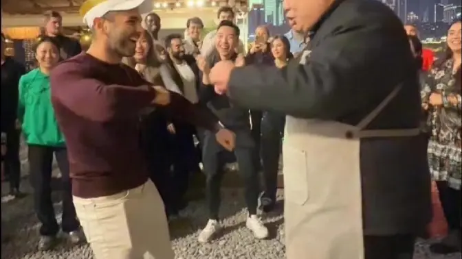 瑞哥假扮服务员，惊呆老外大学生