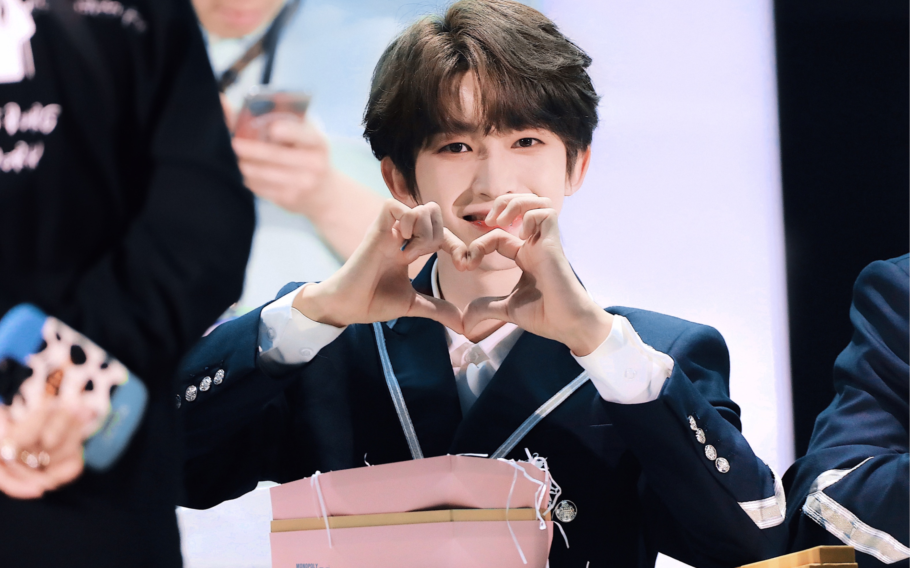 刘宇210409doki见面会互动环节小宇吃小鱼