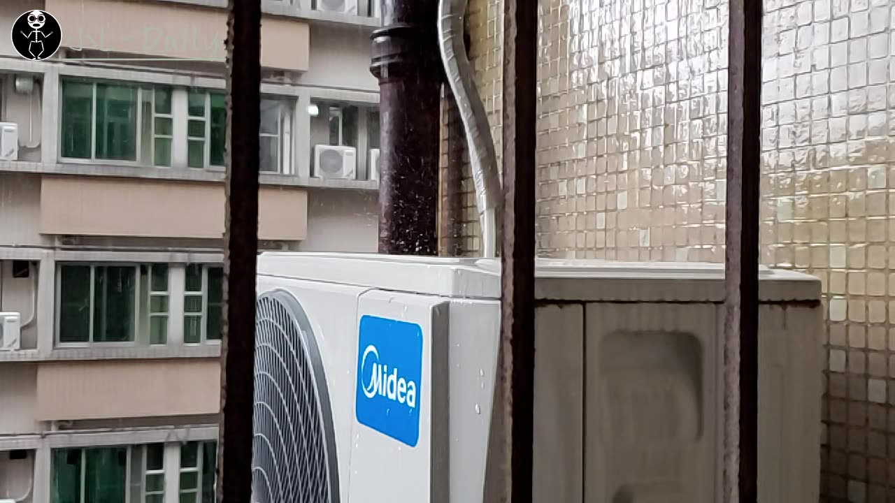 活动作品三星s10凝时拍摄960帧雨滴碰撞空调外机