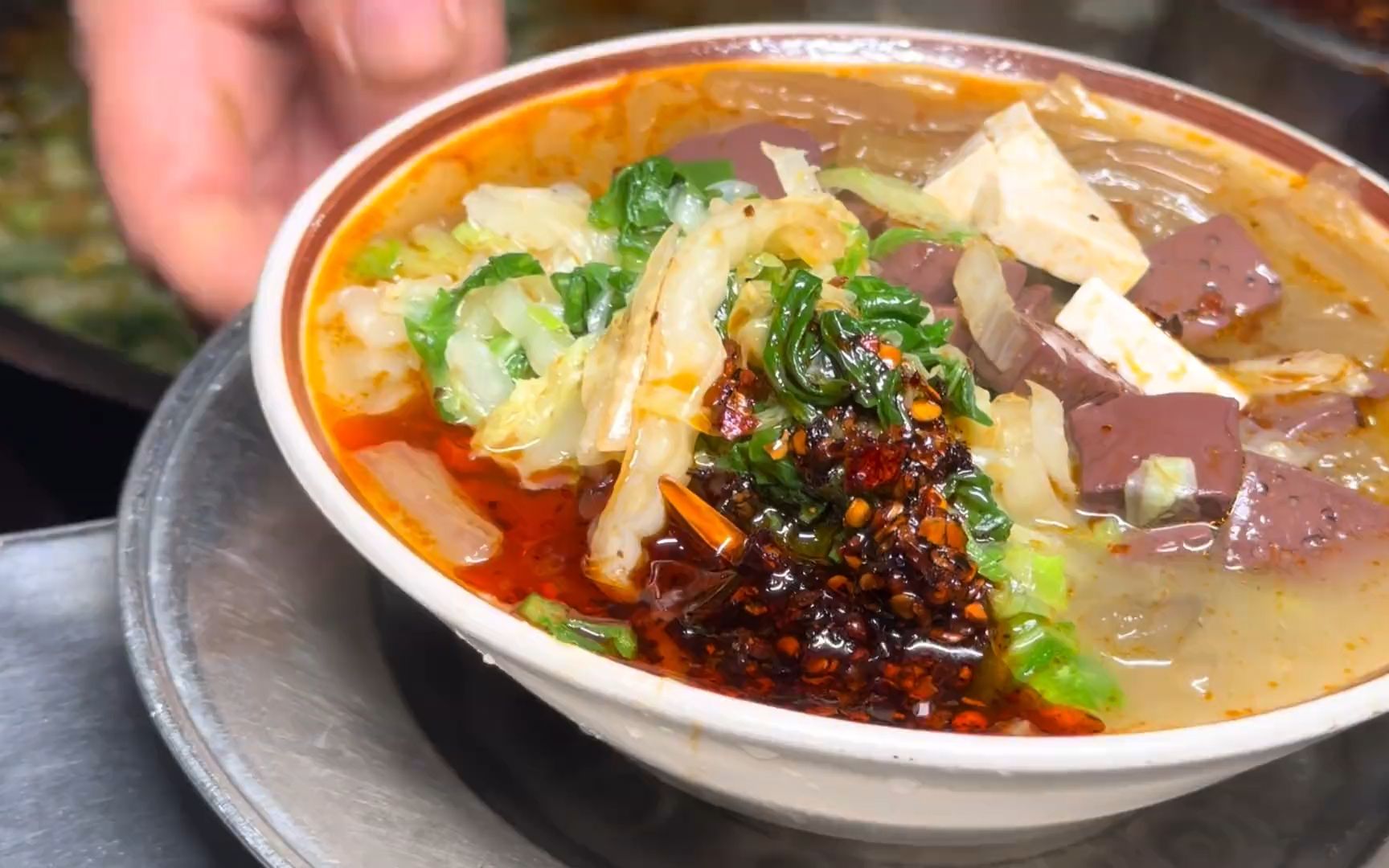 安阳扁粉菜30年老店,熬猪骨汤做汤底,7元一碗满满料,太过瘾了