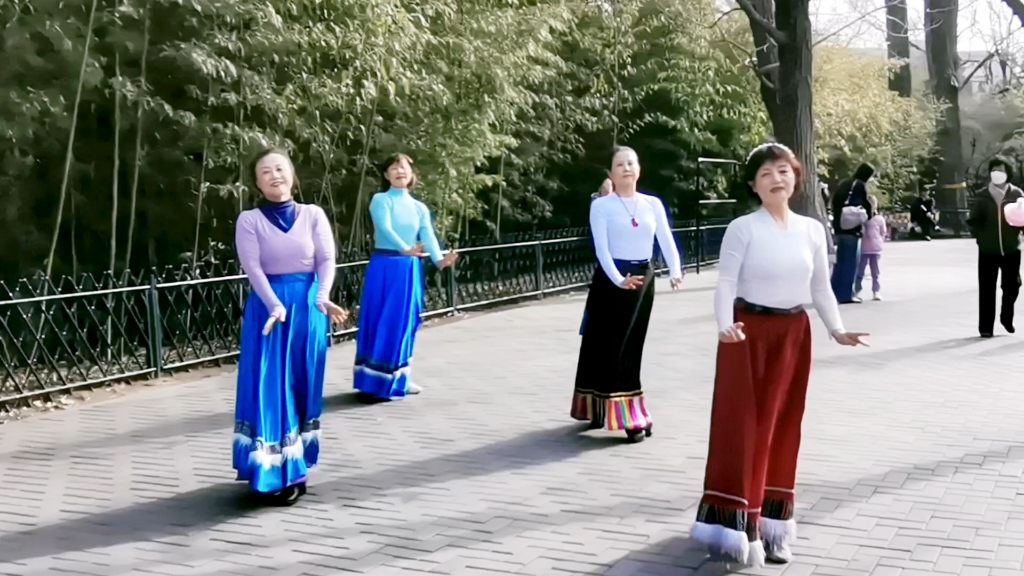 北京紫竹院舞蹈队《浪拉山情》.