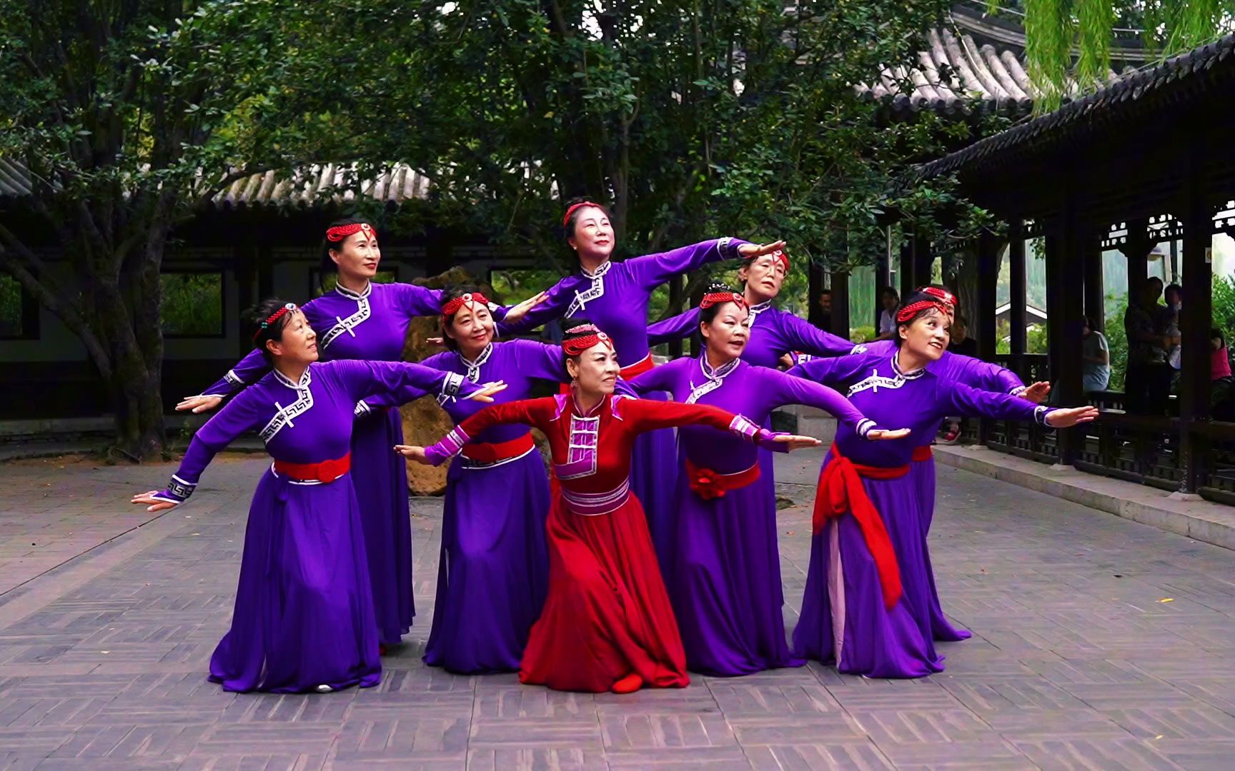 广场舞《鸿雁》歌好听,媛媛老师优美的舞姿,让人陶醉