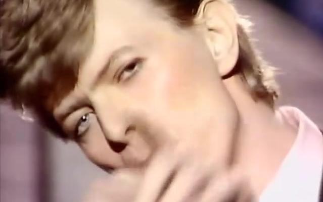 [图]英伦绝色 女装先锋 David Bowie - Boys Keep Swinging (Official Video)