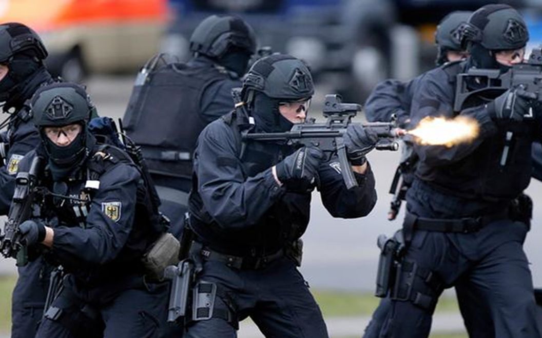 美国警察抓捕性侵犯,毫无意外,又是一个当场宣判!