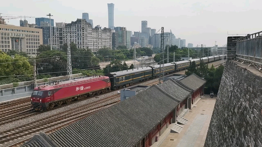 【中国铁路】沈局沈段hxd3d-8022牵引列车进北京站