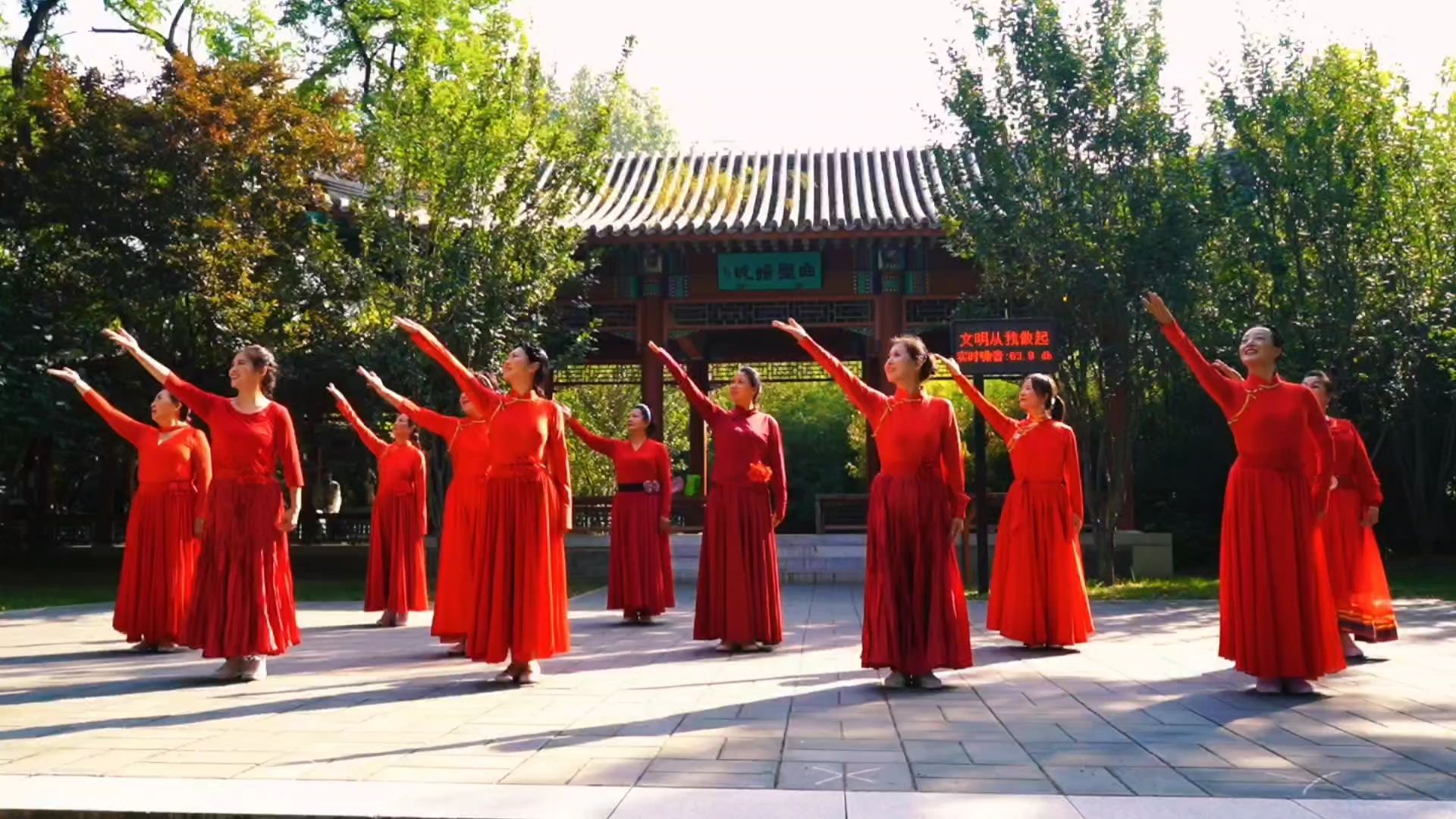 乐羽团队表演广场舞《祝福你,盛世中国》用歌词颂扬祖国的伟大