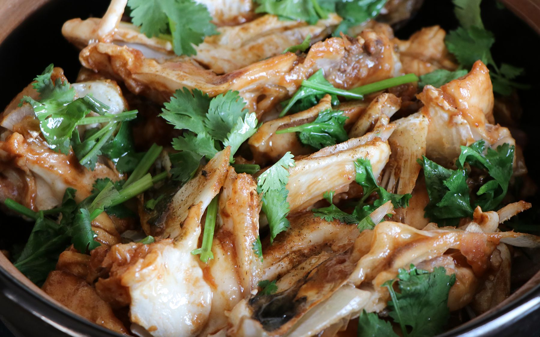 广东的砂锅焗鱼头确实好吃,锅气十足味道够香,大厨教你正确做法