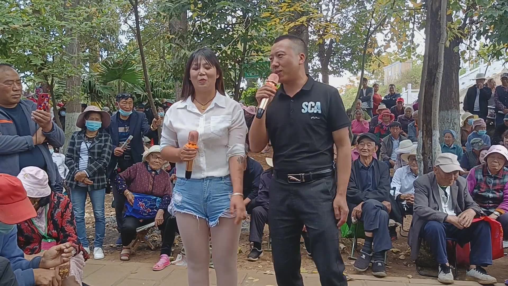 云南山歌搞笑视频山歌对唱山歌对唱真人真唱户外唱歌