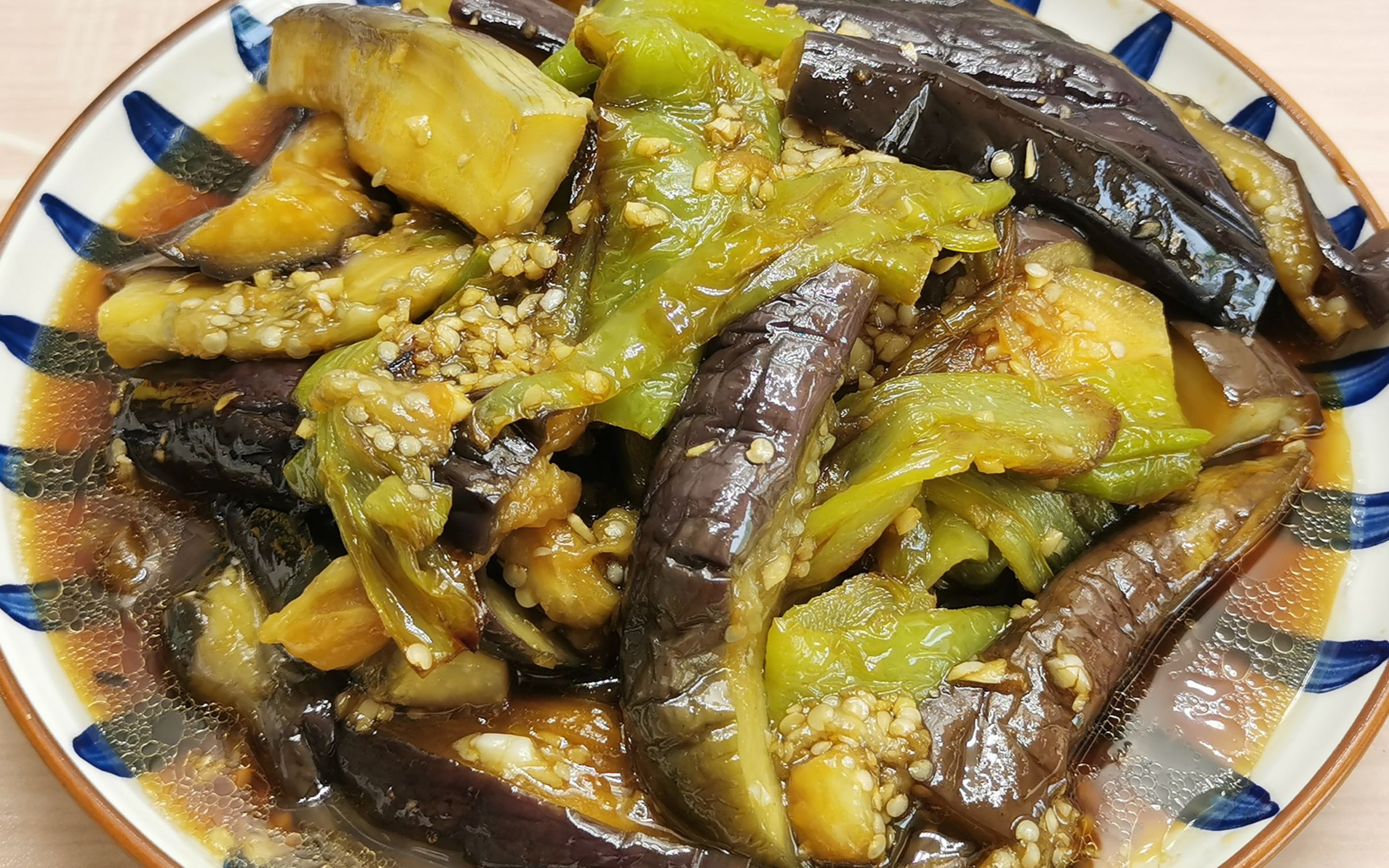 【青椒拌茄子】我家经常吃的青椒拌茄子,茄子蒸熟加入青椒简单一拌