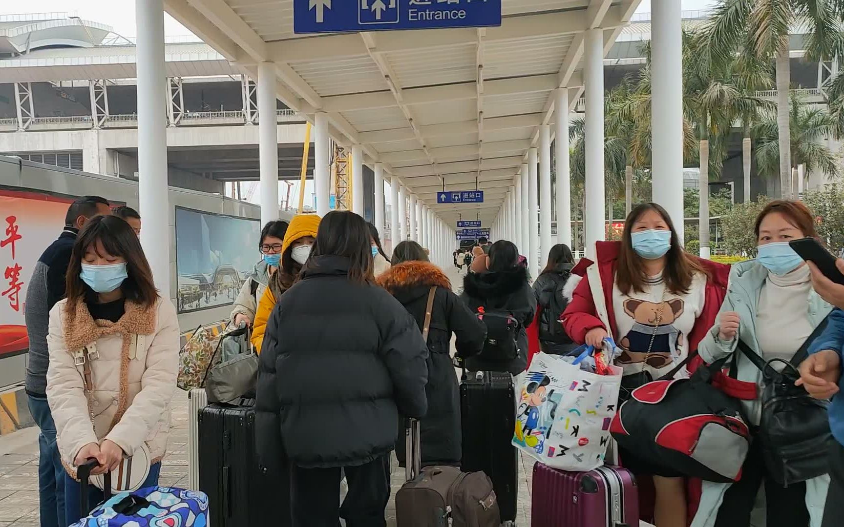 广东东莞:实拍虎门高铁站,很多人拖着行李箱,还有一个月过年了